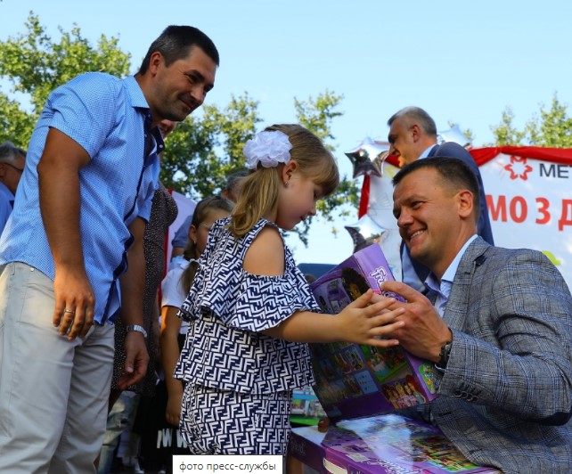 У Запоріжжі металурги зробили подарунки школярам до Дня знань У Запоріжжі металурги зробили подарунки школярам до Дня знань