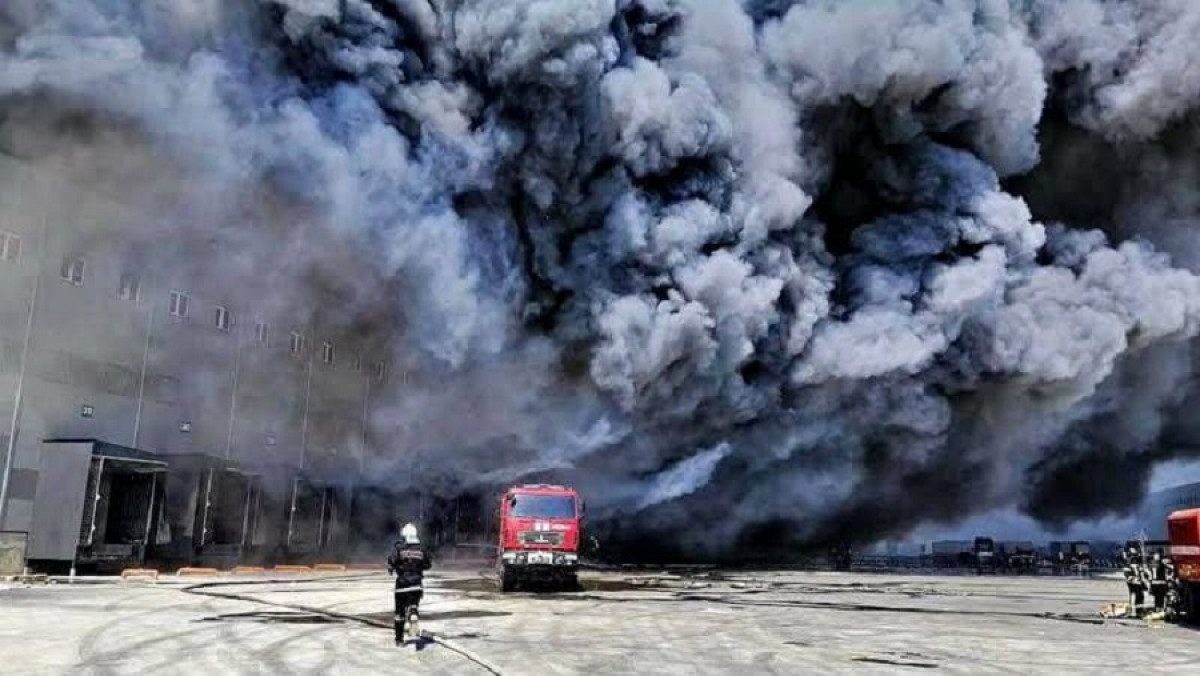 Жуткий столб черного дыма: под Одессой вспыхнул мощный пожар на складах