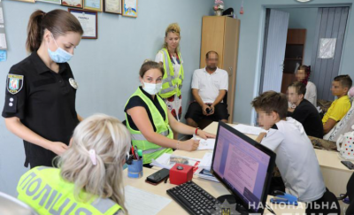 Кидали каміння і застосовували сльозогінний газ: у Києві група підлітків познущалася над перехожим