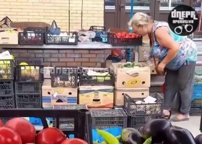 Раз плюнути: у Запоріжжі торговка на ринку запльовувала овочі