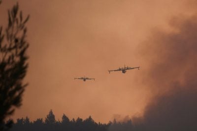 Рятувальники терміново евакуюють населення і туристів: Європу охопили масштабні пожежі