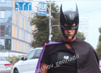 "Іду рятувати місто від корупції": екс-нардеп Балашов прийшов в поліцію в костюмі Бетмена