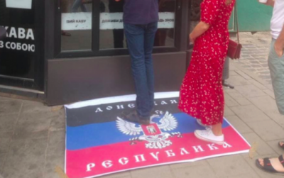 У Львові біля входу в кав'ярні постелили прапор "ДНР"