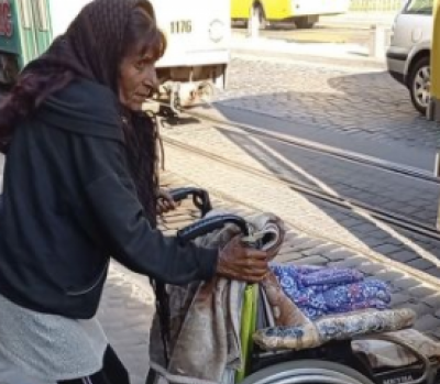 Чергове викриття "жебрачки": у Львові жебрачка-інвалід виявилася ходячою