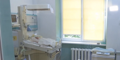 Зворушлива історія: малюк без стравоходу, якого покинула матір, видужав і знайшов сім'ю