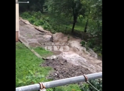 Мощные ливни, ураганы, поваленные деревья: Хмельницкий, Винница и Буковина попали под удар непогоды
