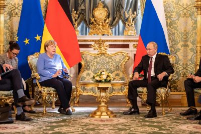 Путин подождет: на переговорах в Кремле Меркель отвлеклась на телефонный звонок