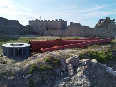 Скандал на Тернопольщине: ради флагштока ко Дню Независимости разрушили исторический памятник