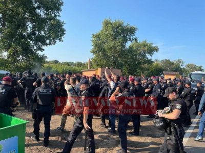 На Черкащині біля місця відкриття Зеленським артоб'єкту до Дня Незалежності сталися сутички На Черкащині біля місця відкриття Зеленським артоб'єкту до Дня Незалежності сталися сутички