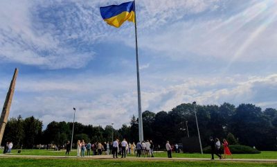 В Хмельницком флаг Украины на самый высокий флагшток поднял сын погибшего Героя В Хмельницком флаг Украины на самый высокий флагшток поднял сын погибшего Героя