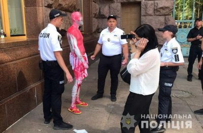 У Києві вандал облив фарбою себе і флагшток під КМДА