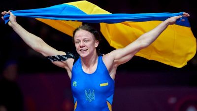 Призерці Олімпіади, котра подарувала квартиру тренеру, вручили ще одне житло