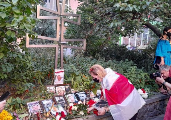 "Пора взяти в руки вила" : у Києві організували акцію в пам'ять про загиблого Шишова