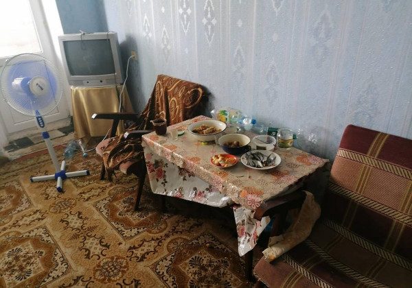 Дитина висіла над балконом: у Первомайську чоловік хотів позбутися малюка і погрожував його викинути