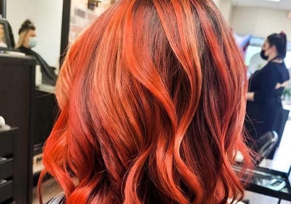 У моду на осінь 2021 повертається фарбування волосся в стилі 90-х та гарний мідний колір