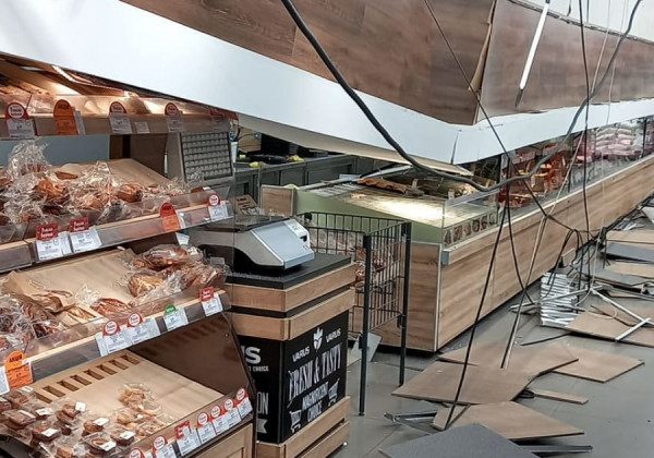 У Кривому Розі в супермаркеті на людей впала стеля: чоловіка терміново госпіталізували