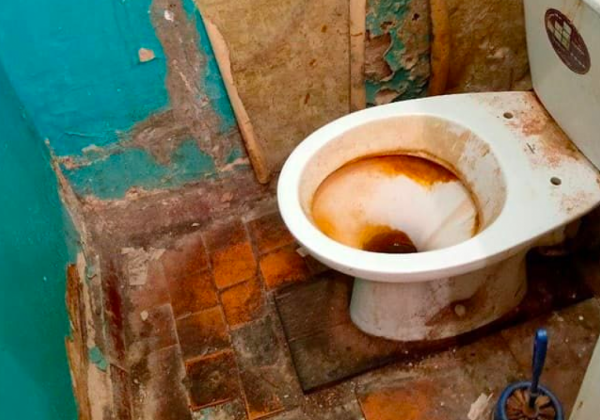 "У СІЗО умови кращі": з'явилися фото шокуючих умов у студентському гуртожитку НАУ