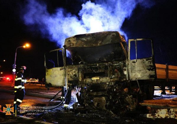 Масштабна ДТП з чотирма вантажівками на Дніпропетровщині: в одному з них були нафтопродукти