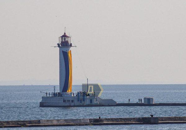 Воронцовський маяк в Одесі прикрасили величезним прапором України