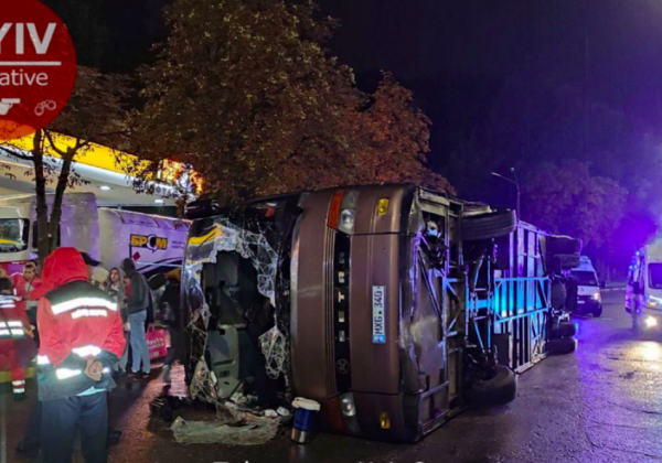 Ледь не влетів у бензовоз: у Києві перекинувся автобус Кишинів-Москва, багато постраждалих
