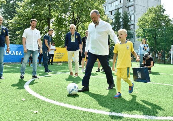 Для юних киян, які заспівали гімн у дворі на Троєщині, побудували нове футбольне поле
