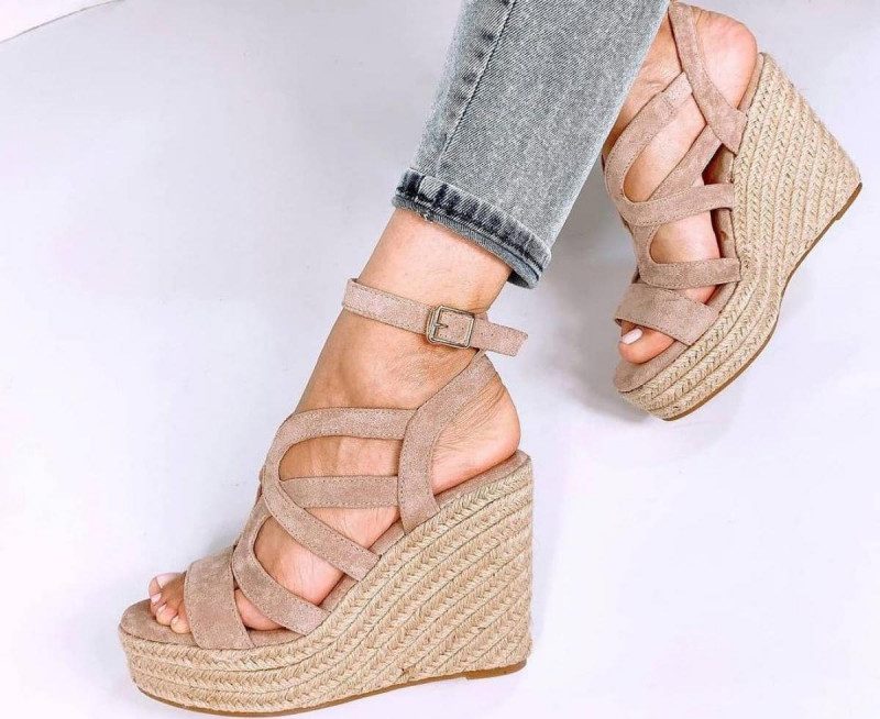 Літнє жіноче взуття, яке соромно носити у 2021 році