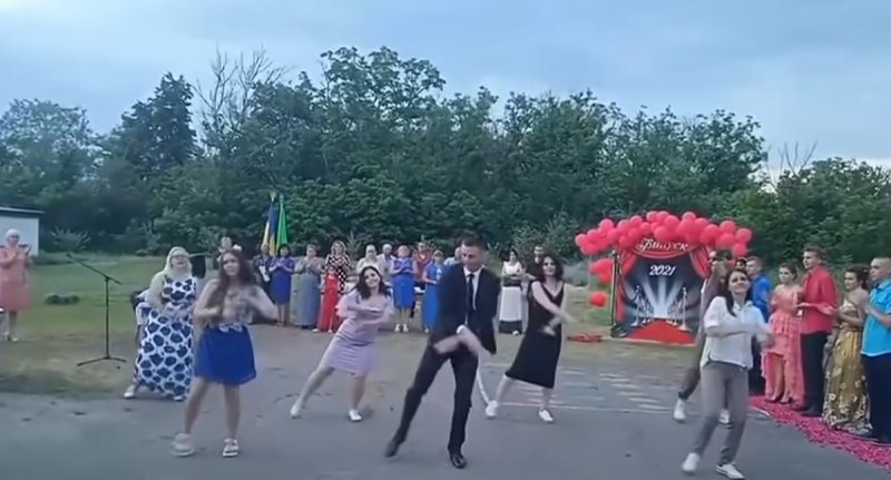 Станцював з вчительками і став директором: педагог Василь Маслей з Полтавщини відтепер зірка Мережі