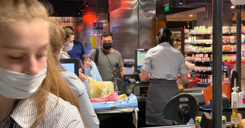 "Сходив за хлібцем": Зеленського засікли за покупками продуктів у супермаркеті