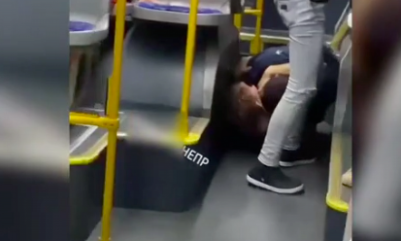 "Моя жена": мужчина набросился на женщину в троллейбусе и жутко ее избил