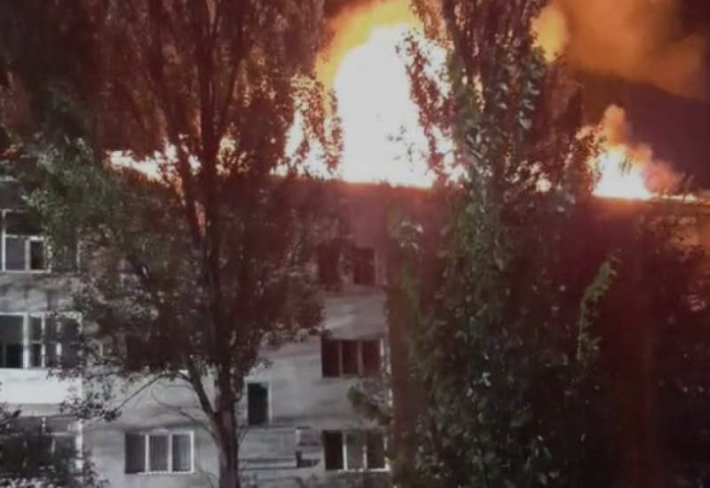 Страшный пожар в Запорожье: горит многоквартиный дом, огонь видно с другого берега