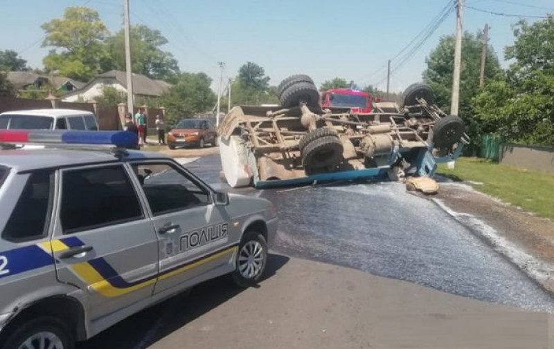 Під Хмельницьким у п'яній ДТП за участю молоковоза загинув маленький хлопчик