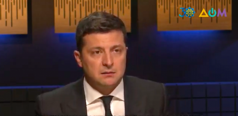 "Не можна говорити з людьми, у яких в руках зброя": Зеленський про припинення війни на Донбасі