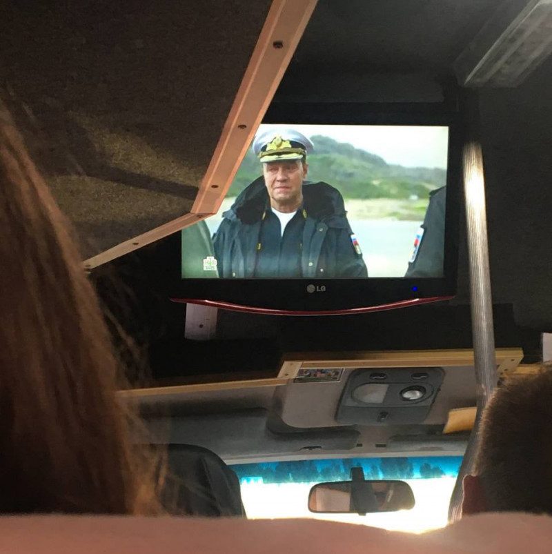 Українцям у міжміських маршрутках показують серіал про "російських патріотів" (фото)