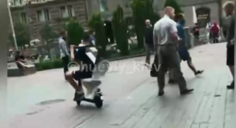 Покатушки на унітазі: чоловік катався Хрещатиком на сантехнічному приладі