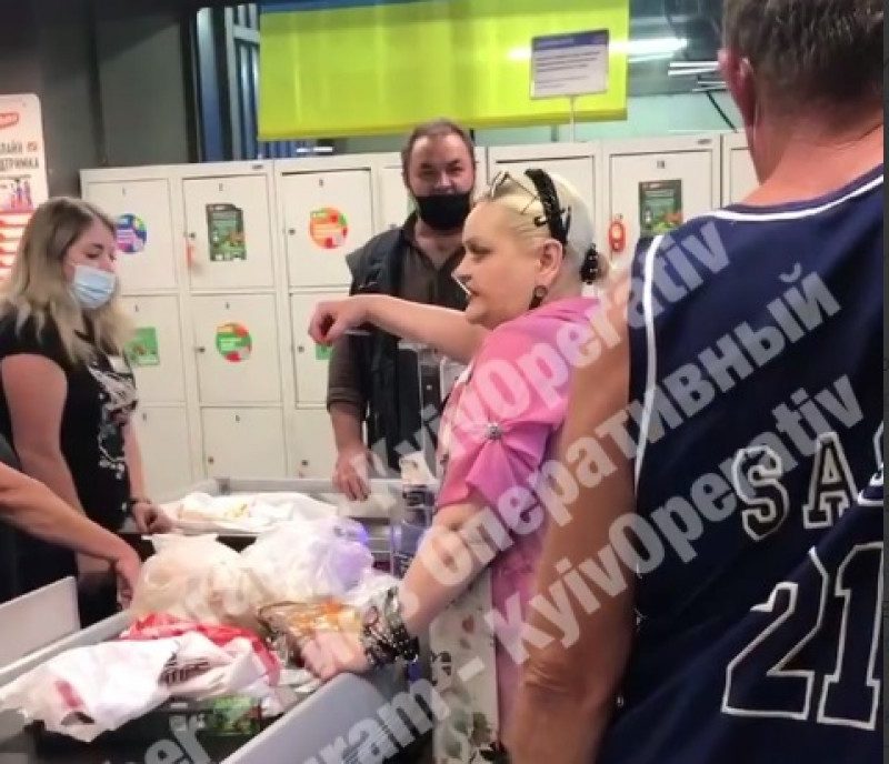 "Пошла вон, утырочная": в Киеве в супермаркете вспыхнул скандал из-за маски