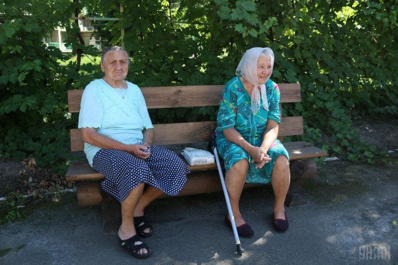Українським пенсіонерам пообіцяли доплати в 300 гривень: хто отримає