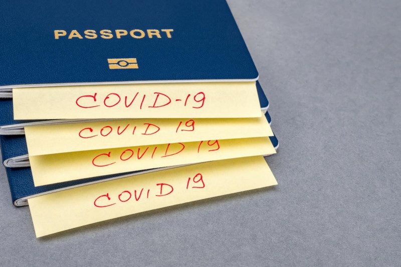 Инфекционист объяснил, почему идея с COVID-паспортами не сработает