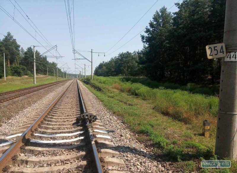 Шины на рельсах и разбитые окна: вандалы разгромили поезд Укрзализныци