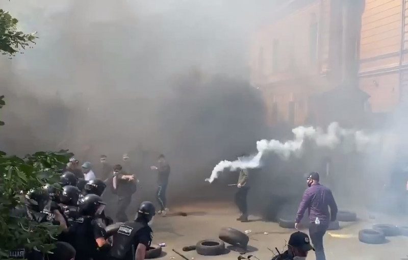 На Банковой националисты устроили столкновения с полицией, есть раненые