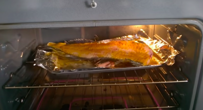 Филе как будто "ожило": кусок рыбы "выпрыгивал" из духовки во время приготовления