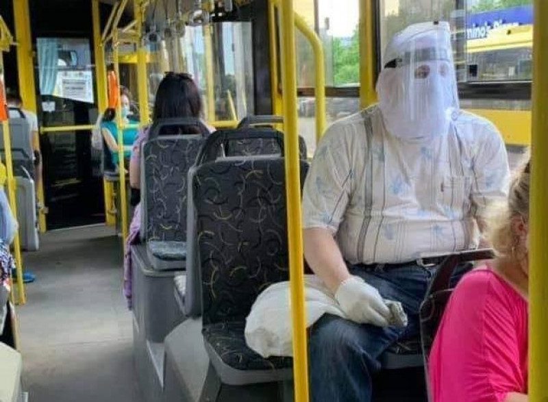 "Ризикувати не хоче" : у столичному тролейбусі катався чоловік у суперзахисті