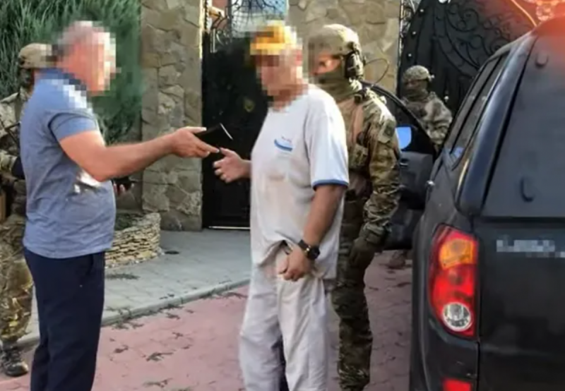 Зброя, інструкції та вибухівка: співробітники СБУ у Херсоні затримали агента розвідки Росії