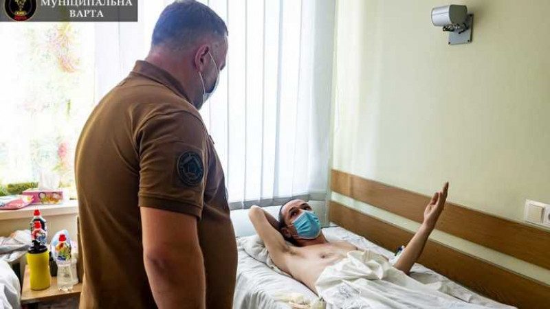 Попросив не шуміти: у Києві підрізали бійця муніципальної варти