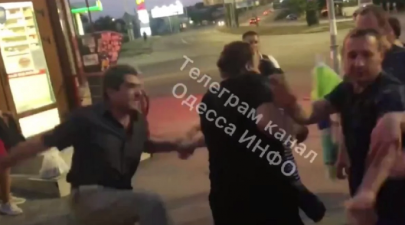 "За такое, с*ка, его расчленить надо, мр*зь": в Одессе разъяренные пассажиры толпой избили мужчину