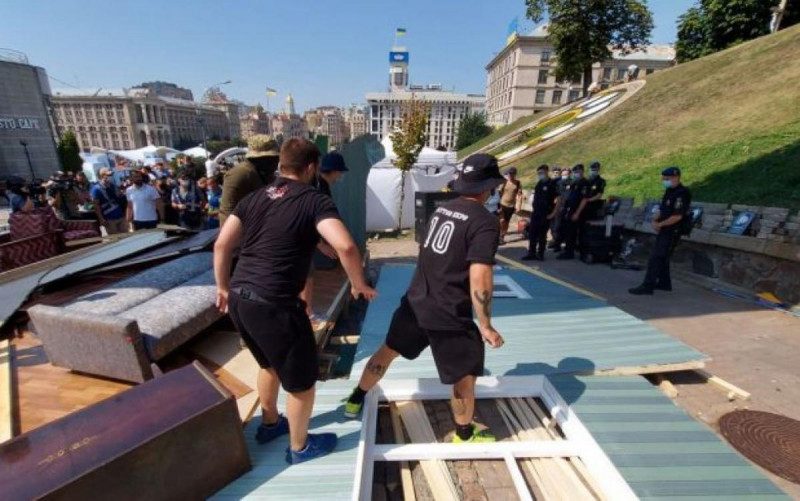 Бійка з поліцією і затримання: у Києві зі скандалом знесли інсталяції на Алеї Небесної Сотні