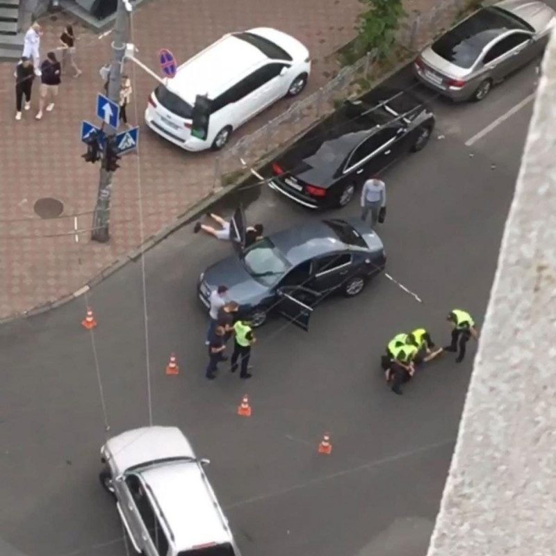 У Києві під час репетиції військового параду з натовпу вибіг озброєний чоловік