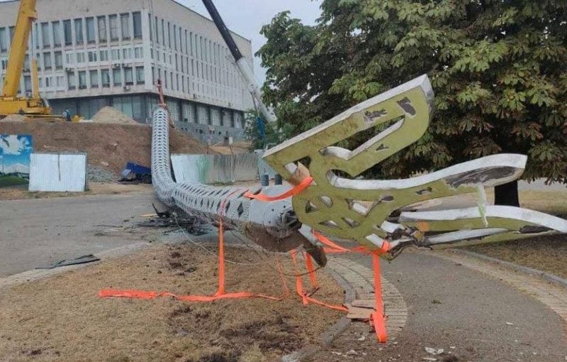У Херсоні найвищий флагшток області впав та розчавив авто