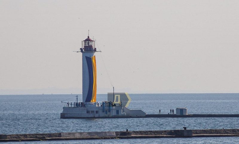 Воронцовский маяк в Одессе украсили огромным флагом Украины