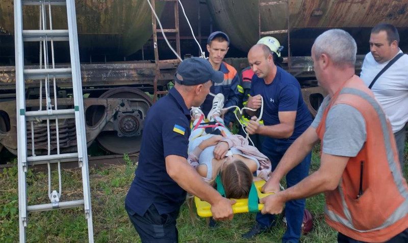 Недетские развлечения на Львовщине: девушку-подростка ударило током на цистерне с бензином