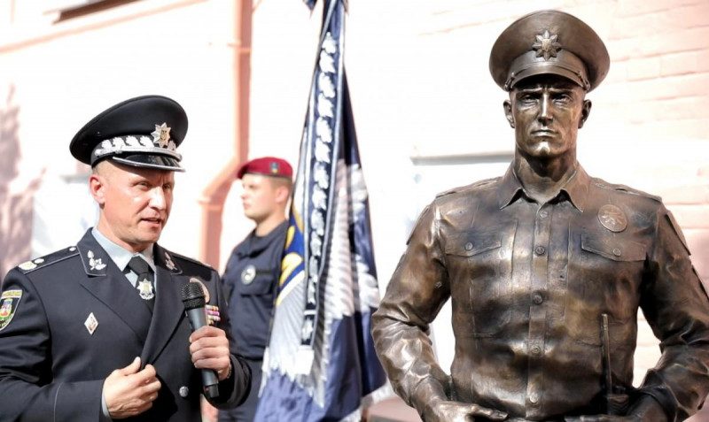 "Звезда во лбу, вместо извилин": в герое памятника копам в Киеве узнали генерала полиции